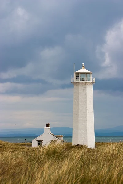 Белый маяк — стоковое фото