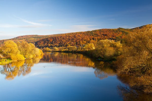 Herbst auf dem Fluss — Stockfoto