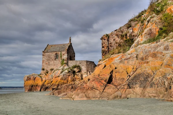A pequena capela na costa — Fotografia de Stock