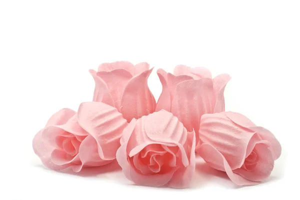 白で隔離される 5 つのピンクのバラ — ストック写真