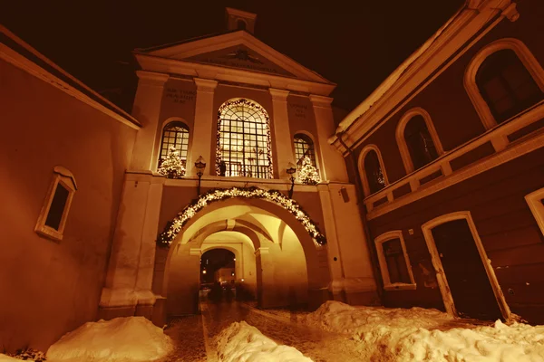 O Portão da Alvorada (Ausros Vartu) em Vilnius à noite — Fotografia de Stock
