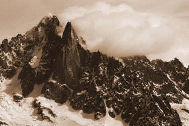 chamonix-mont-blanc bulutlu havalarda dağlarda