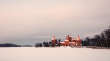 Trakai ada kale kış gün batımında.