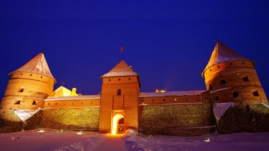 Trakai kış geceleri ada kale.