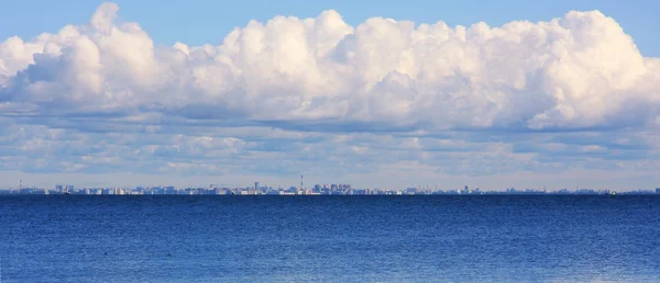 Grote wolken over de Baltische Zee — Stockfoto