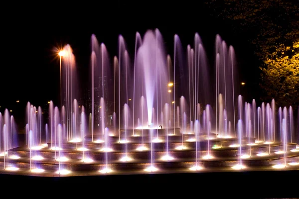 Ночной фонтан — стоковое фото