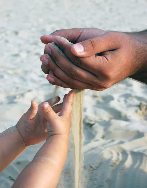 Hands of the father and the daughter — Stock Photo, Image
