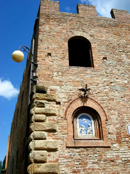 Середньовічна вежа напрямку Volterra — стокове фото