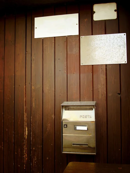 Πόρτα με πλάκες και γραμματοκιβώτιο — Φωτογραφία Αρχείου