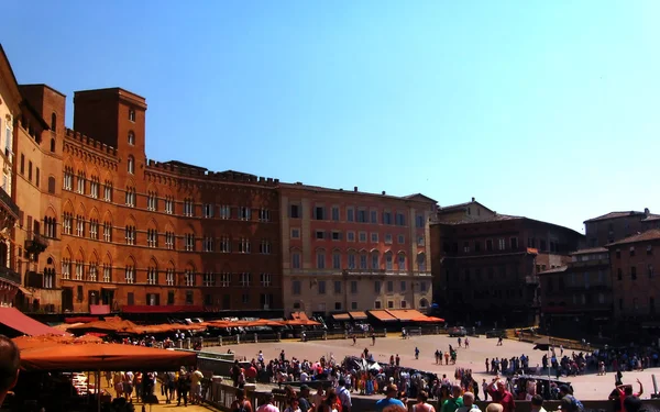 Plassen "Piazza del Campo" i Siena – stockfoto