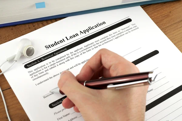 Подписание заявления на получение студенческого кредита Лицензионные Стоковые Фото