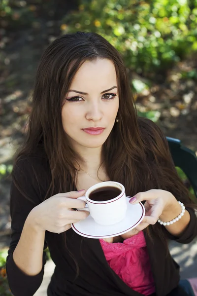 Kahve içen kız