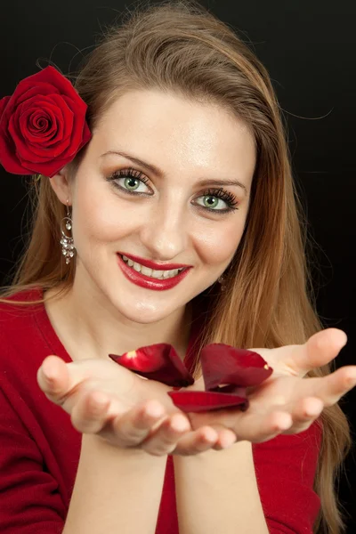 Piękna dziewczyna gospodarstwa płatki róż — Zdjęcie stockowe