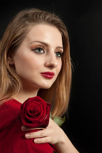 Красивая девушка с красной розой — стоковое фото