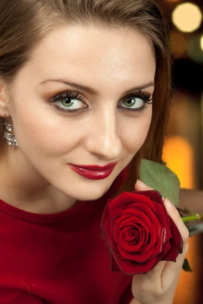 Menina bonita com rosa vermelha — Fotografia de Stock