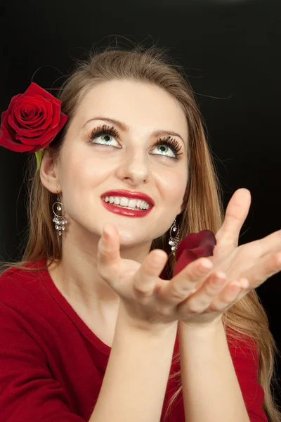 Beautiful girl holding rose petals — Stock Photo, Image