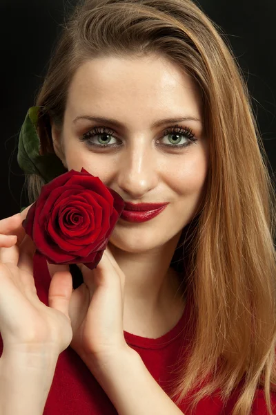 Hermosa chica con rosa roja — Foto de Stock