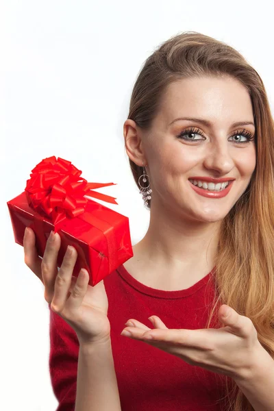 Piękna dziewczyna trzyma prezent czerwony — Zdjęcie stockowe