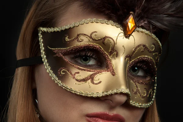 Hermosa chica con máscara de carnaval Imágenes de stock libres de derechos