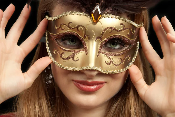 Hermosa chica con máscara de carnaval Imágenes de stock libres de derechos