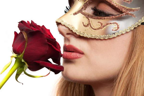 Hermosa chica con máscara de carnaval y rosa Imagen de stock