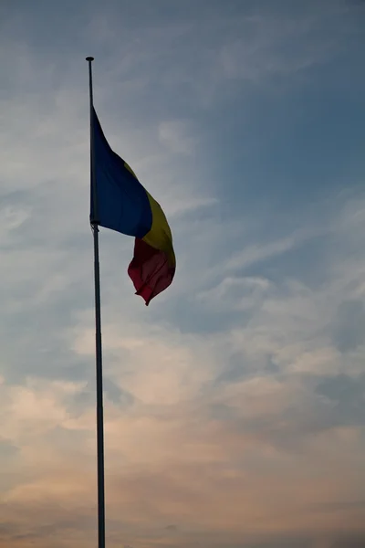 Roemeense vlag tegen blauwe hemel — Stockfoto