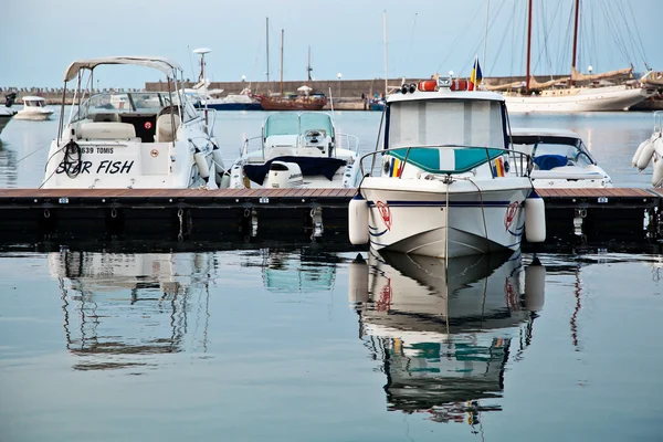 Docked boats in a sea port — Stock Photo, Image