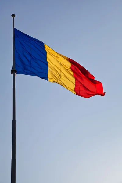 Bandera rumana contra el cielo azul Fotos de stock