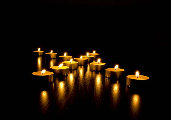 Свічки в темряві — стокове фото