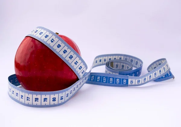 측정 테이프를 가진 빨간 사과 — 스톡 사진