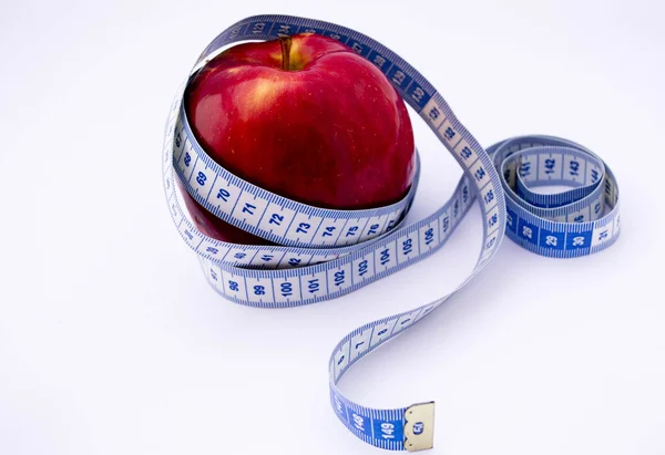 이 슬 맺힌 신선한 빨간 사과 — 스톡 사진