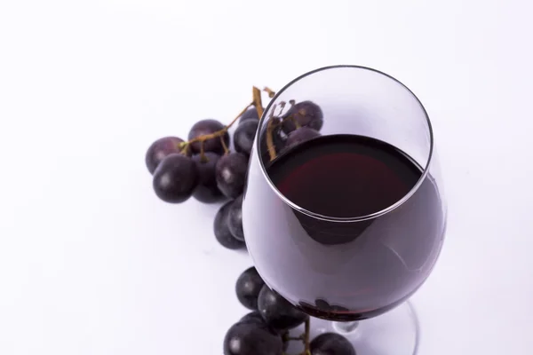 Бокал красного вина и винограда — стоковое фото