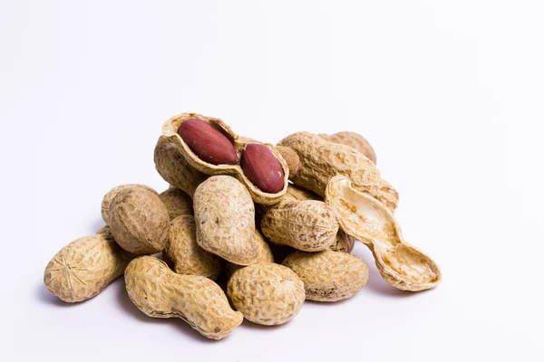 Eine Handvoll Erdnüsse auf weißem Hintergrund, — Stockfoto