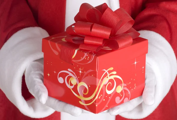 Santa Claus con un regalo de Navidad rojo — Foto de Stock