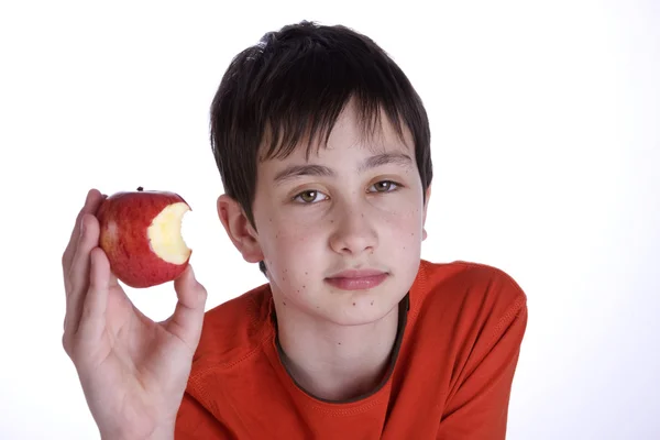 Garçon manger une pomme rouge — Photo