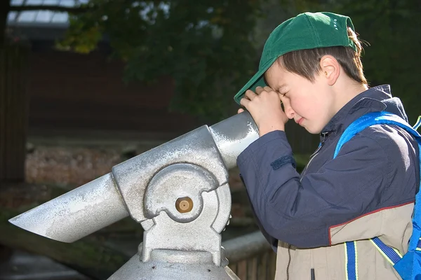 望远镜的男孩 — 图库照片
