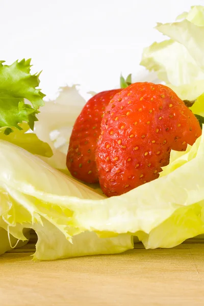 Jordbær i salat - Stock-foto