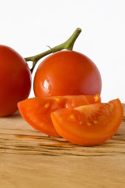 Кусочек и два помидора — стоковое фото