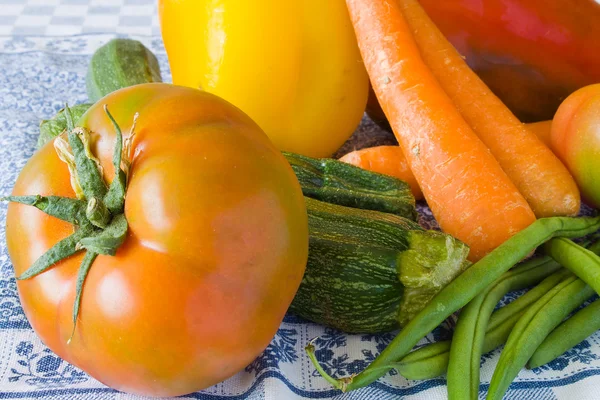 Сырые овощи на скатерти — стоковое фото