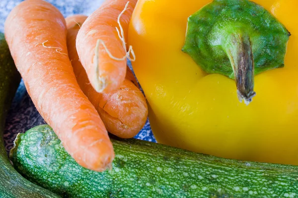 Сырые овощи на скатерти — стоковое фото