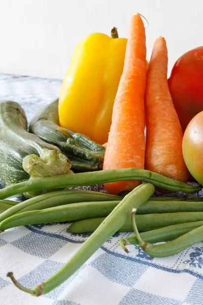 Rå grøntsager på dugen - Stock-foto
