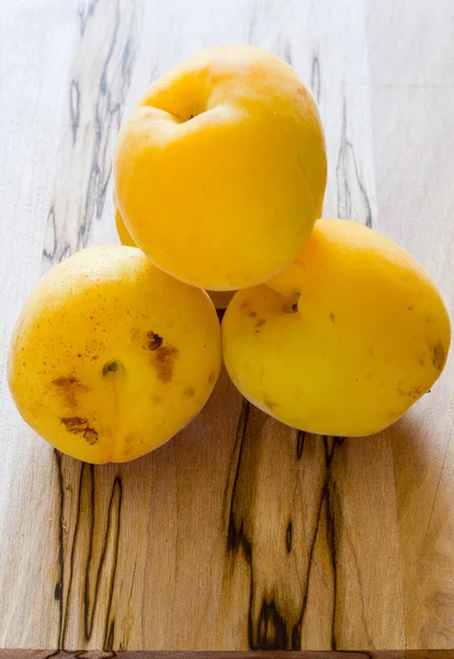 Aprikosen auf Holztisch — Stockfoto