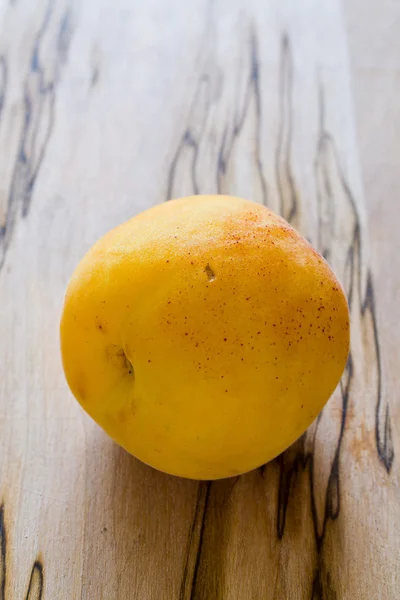 Aprikose auf Holztisch — Stockfoto