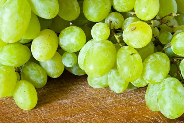 Agrupamento de uvas na mesa — Fotografia de Stock