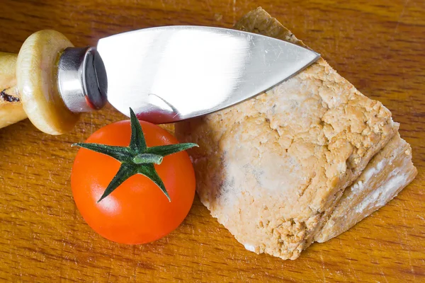Smoked ricotta and tomato with cheese knife — Stock Photo, Image