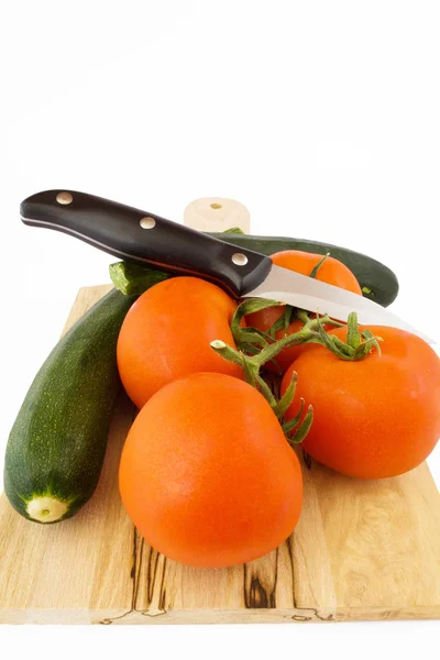 Rajčata a cukety s nožem — Stock fotografie