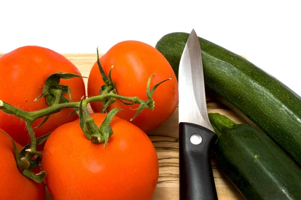 Rajčata a cukety s nožem — Stock fotografie