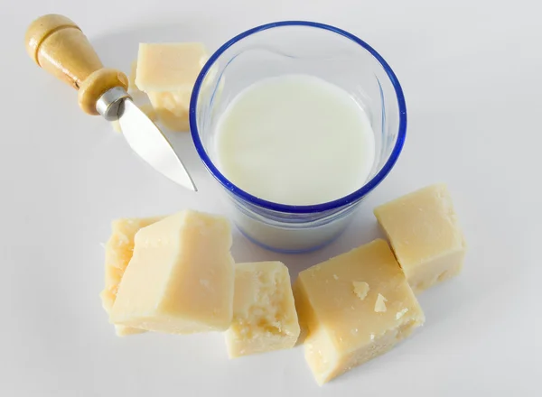 Milch und Parmesan — Stockfoto