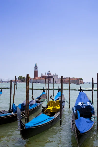 Gondole a Venezia con vista sul canale — Foto Stock