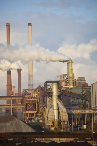 Zware ijzer-en staalindustrie in staal fabriek — Stockfoto